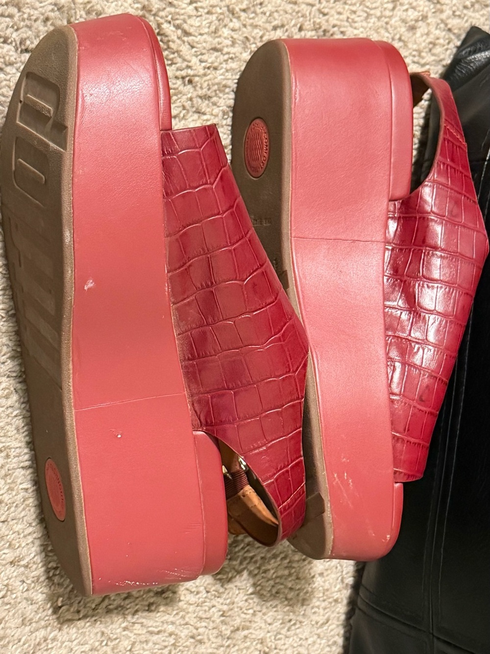 Fitflop Women's Red Croc-Embossed Slingback Platform Mules - Picture 11 of 12